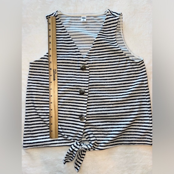 2 Old Navy sleeveless shirts. Both size Medium. Buttons with tie. EUC. - Picture 14 of 16
